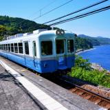 伊豆半島を走る普通列車