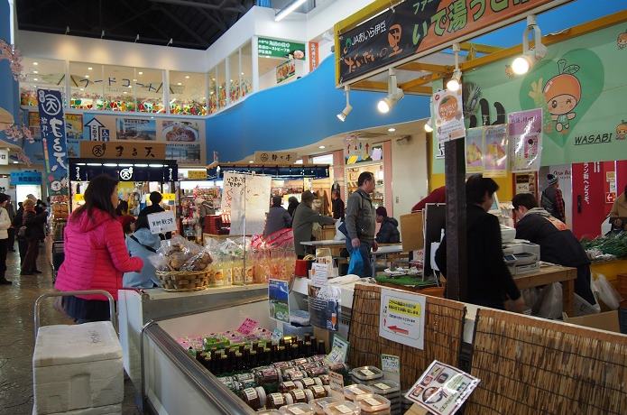 伊東マリンタウン内の市場