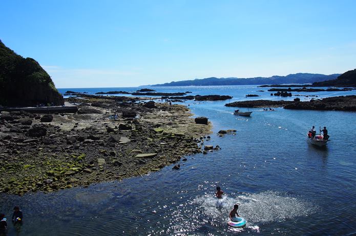 恵比須島と海水浴客