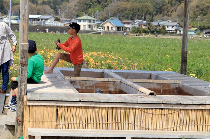那賀川沿いの桜並木と足湯