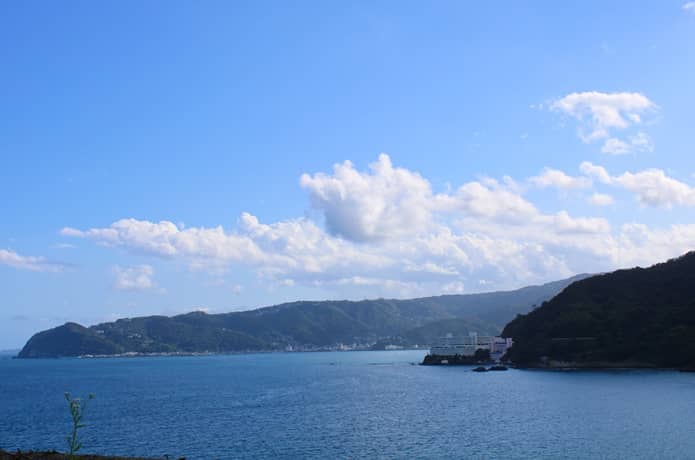 錦ヶ浦からみる網代温泉