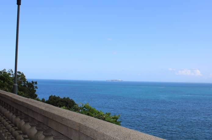 錦ヶ浦からみる初島