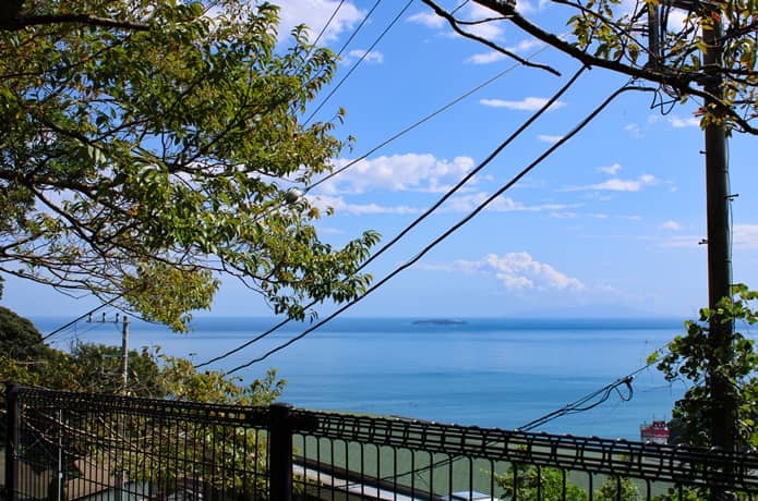 伊豆山神社からみえる初島
