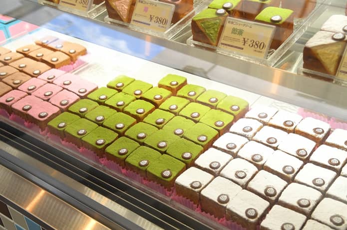 熱海スクエアシュークリーム　ショーケース