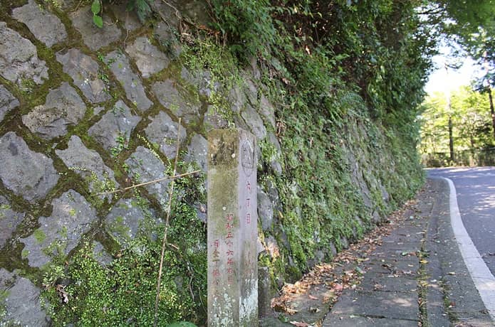 車道に佇む石仏