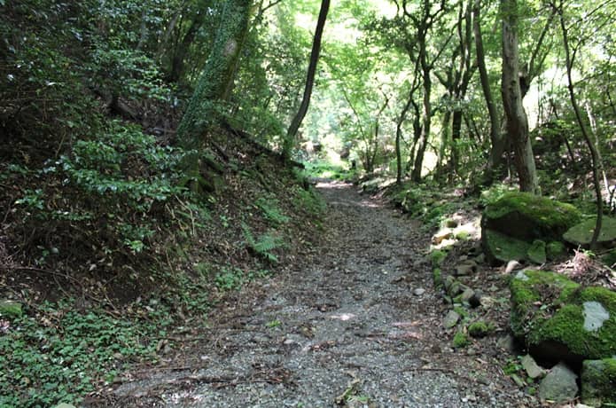 日金山　砂利道