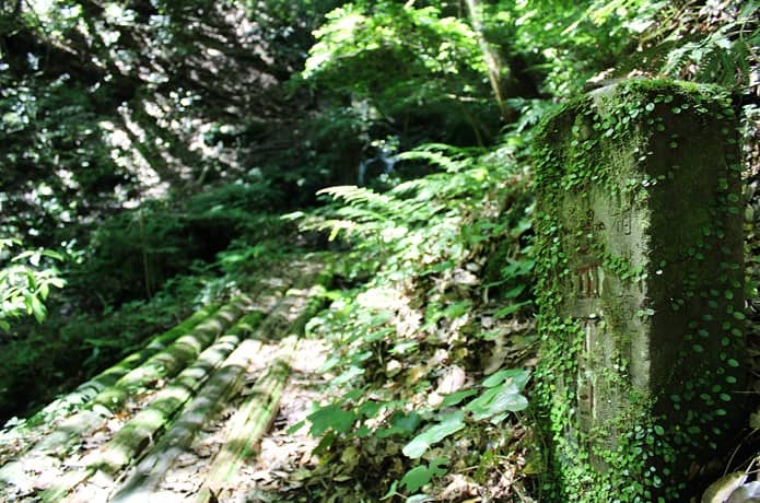 日金山　石仏と橋
