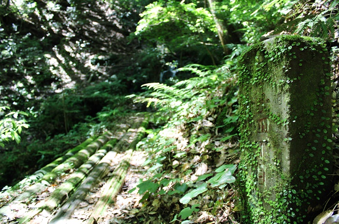日金山　石仏と橋