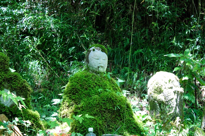 苔に覆われた地蔵