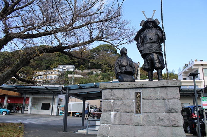 湯河原駅　土肥実平の銅像