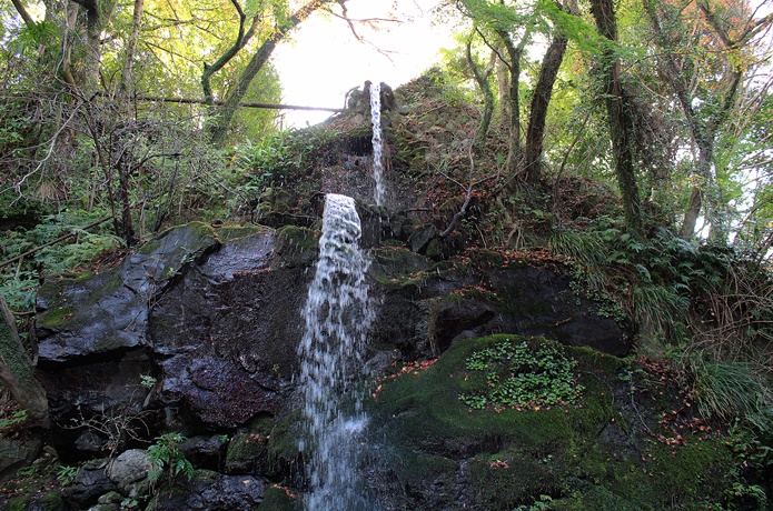 万葉公園 湯河原惣湯 Books and Retreat　滝