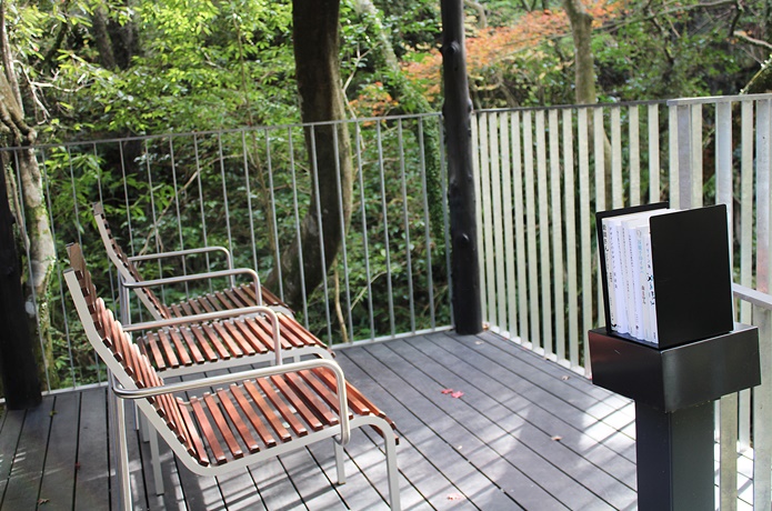 万葉公園 湯河原惣湯 Books and Retreat　イス