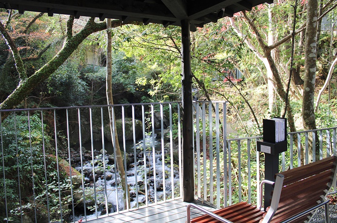 万葉公園 湯河原惣湯 Books and Retreat　東屋から見る渓流