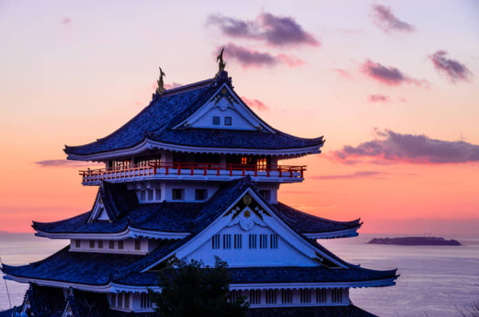 夕日の中の熱海城