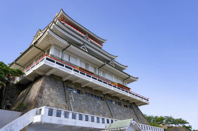 下から見上げた熱海城