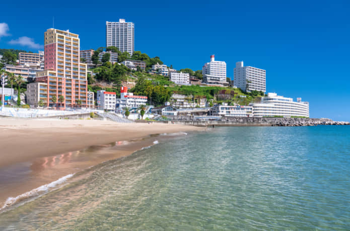 熱海サンビーチからの街の景色