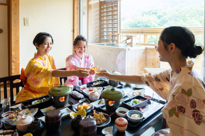 温泉宿に女子旅で来たグループの写真
