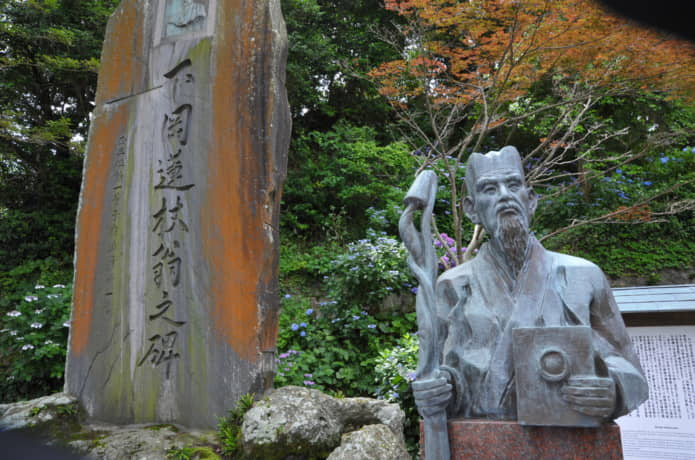 下田公園内にある下岡蓮杖の碑
