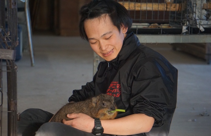 学生が動物と触れ合っている様子