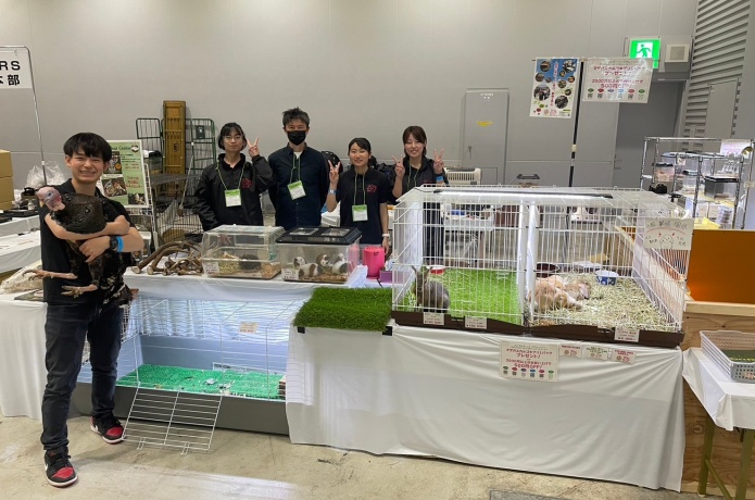 生体販売をしているショップブースの様子