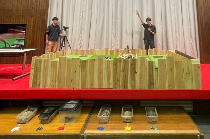 学生が作ったカメのレースショー会場